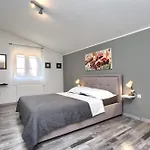 House Ulika Pula
