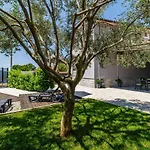 House Ulika Pula
