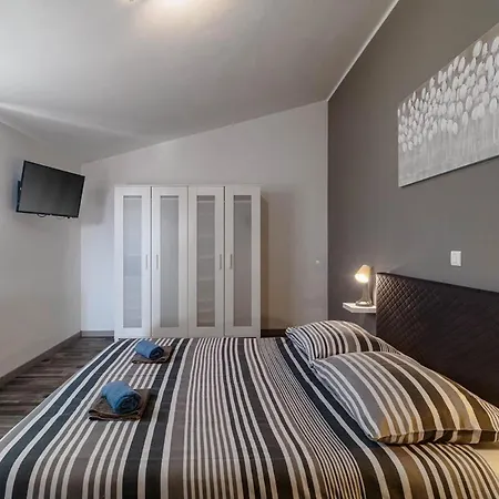 House Ulika 펜션 풀라