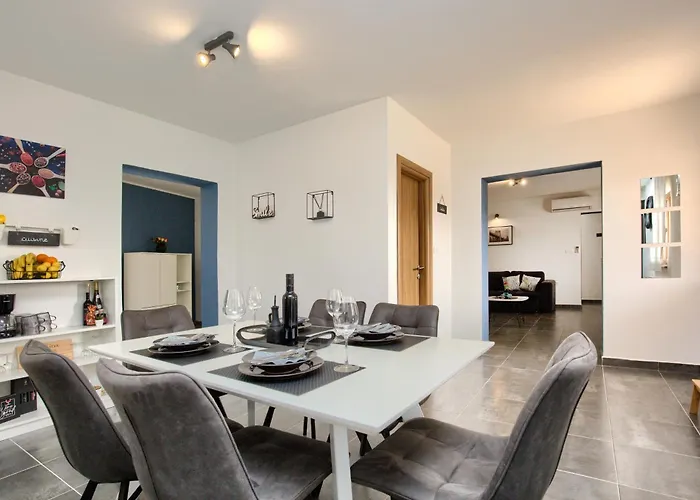 בית נופש House Ulika פולה