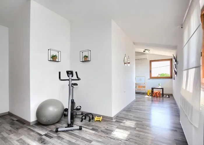 בית נופש House Ulika פולה