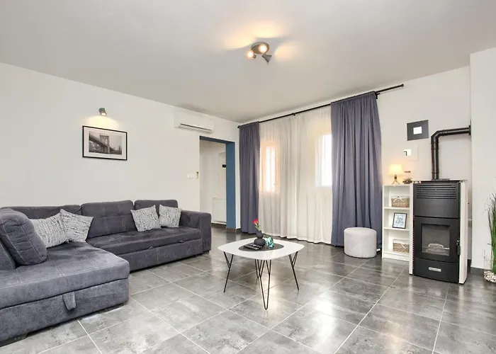 בית נופש House Ulika פולה