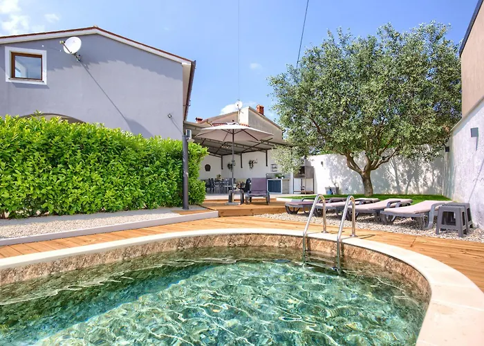 בית נופש House Ulika פולה